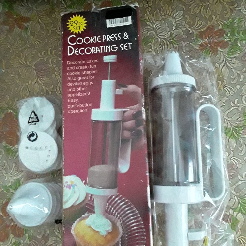 Vintage Cake/Cookie Decorating Set - NIB
